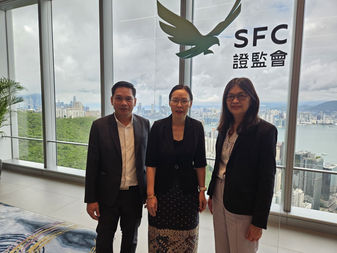 證監會與老撾監管機構高層在香港會晤| 證券及期貨事務監察委員會